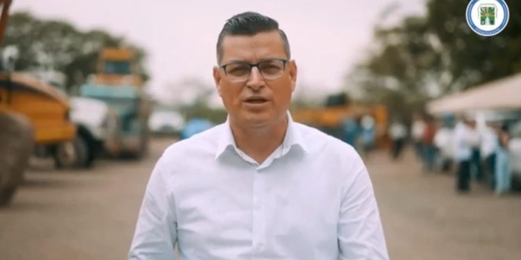 inicia el traslado de la maquinaria hacia la bocatoma para los trabajos en la línea de conducción.